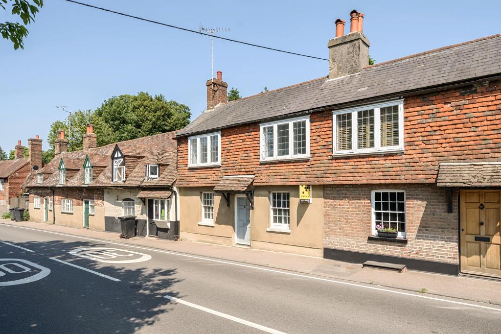 Lot: 48 - VACANT TWO-BEDROOM TERRACE HOUSE - Mid-terraced cottage